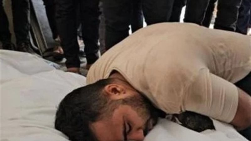شاب فلسطيني يودع زوجته