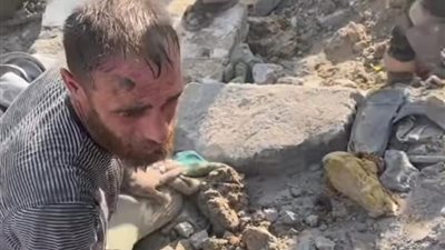 معتز عزايزة ينشر فيديو لأب يبحث عن أبنائه تحت أنقاض منزله