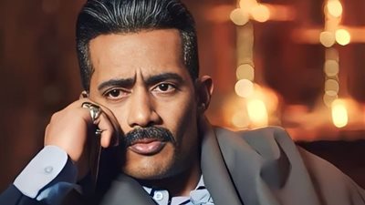 محمد رمضان ينشر فيديو أثناء أداء فريضة الصلاة مع أبناءه