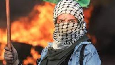 لافتات لدعم القضية الفلسطينية تتحول لموضة بين الشباب