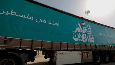 دخول نحو 70 شاحنة مساعدات إنسانية إلى قطاع غزة
