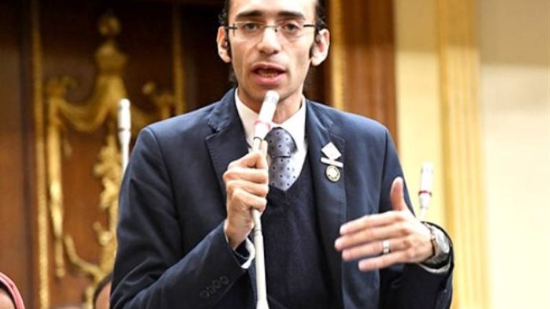 النائب محمد عبد العزيز