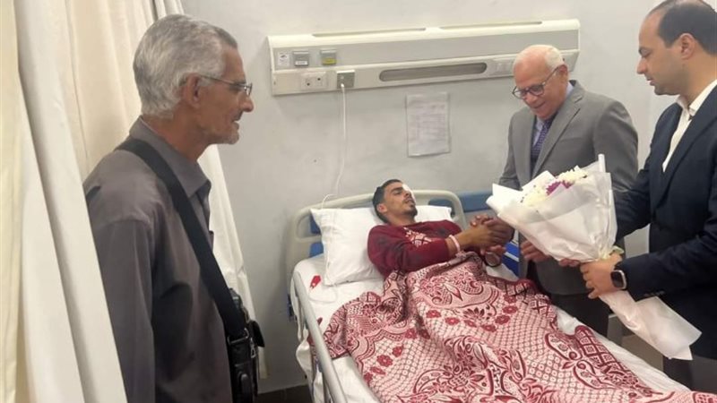 محافظ بورسعيد يزور مصابي غزة