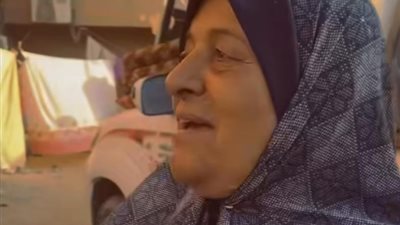 «خيمة صغيرة تسع كل الحبايب».. مسنة فلسطينية توجه رسالة مؤثرة للعالم