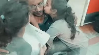 مشاهد لأب فلسطينى يجتمع مع أبنائه بالمستشفى بعد هروبهم من القصف