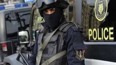 دماء على قطع الملابس.. صاحب المحل مزق جسد 