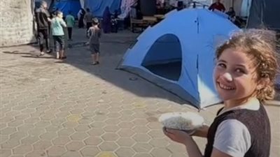 مشاهد من الحرب.. فرحة أطفال غزة بتوزيع الطعام فى المخيمات