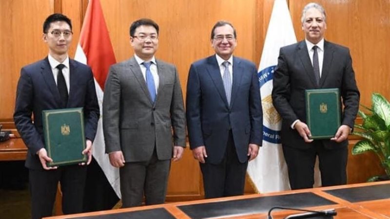 المهندس طارق الملا وزير البترول والثروة المعدنية مع السيد ت