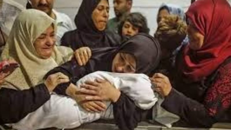أم فلسطينية تودع طفلها