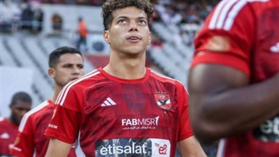 مشاجرة بين إمام عاشور وأحد المشجعين في مطار القاهرة
