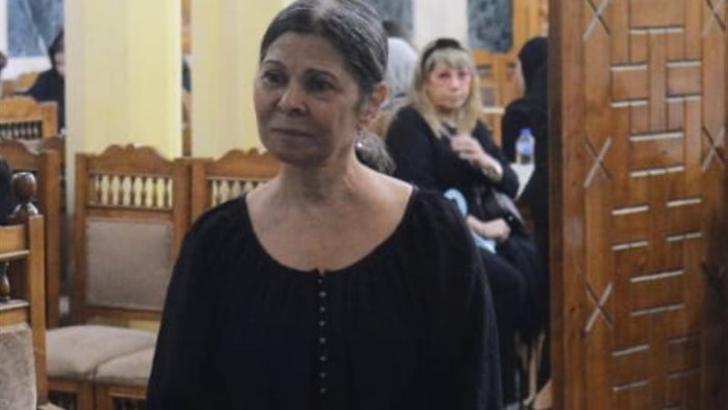 الفنانة سلوى محمد علي أثناء عزاء والدتها