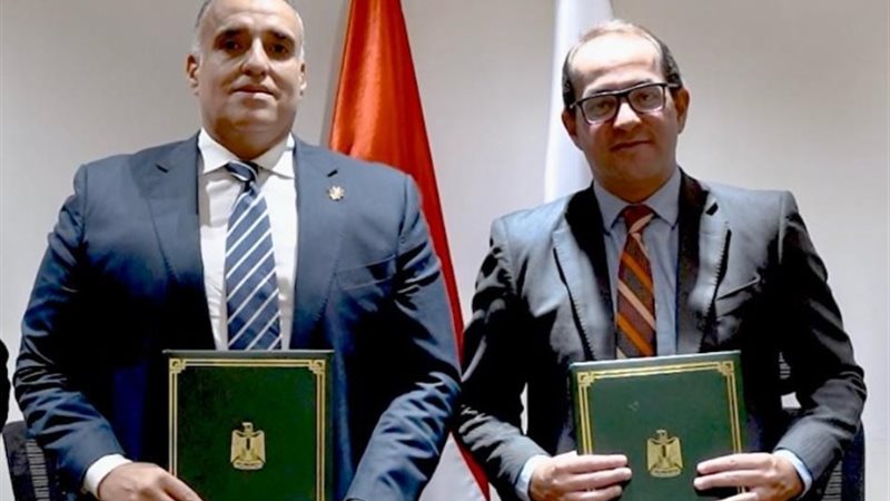 توقع برتوكول تعاون مع وزارة المالية