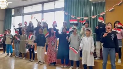 طلاب مدرسة باليابان يستقبلون وزير التعليم بالنشيد الوطني المصري (فيديو)