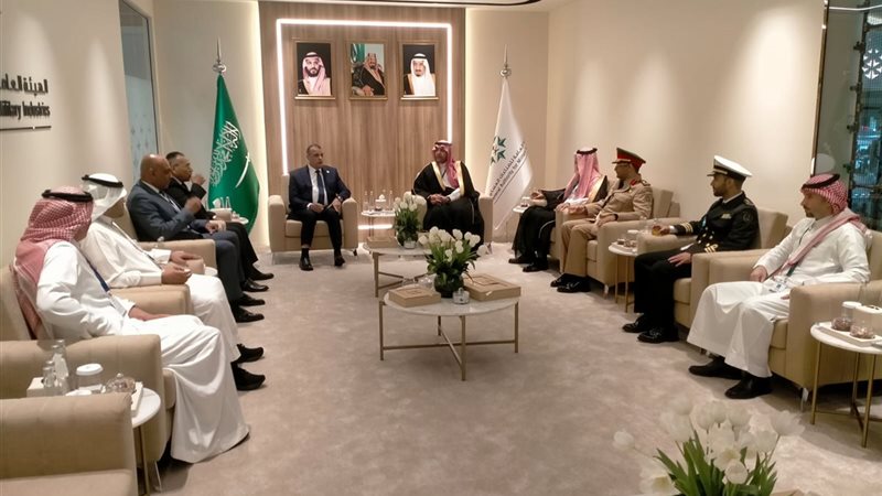 جانب من اللقاءات داخل المعرض