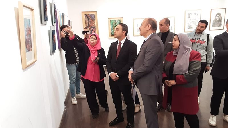 الدكتور عاصم العيسوي نائب رئيس الجامعة يتفقد المعرض