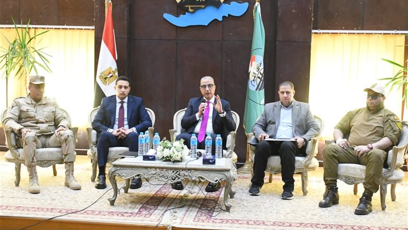 محافظ الفيوم أثناء الاجتماع