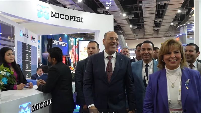 وزير العمل خلال تفقد المعرض