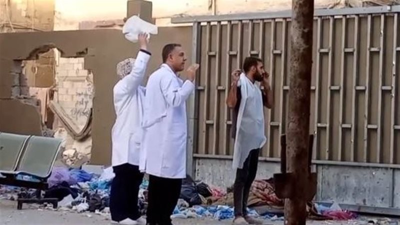 مدير مستشفى كمال عدوان يظهر لأول مرة داخل المعتقل الإسرائيلي