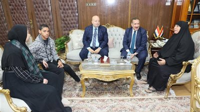 محافظ المنوفية يستجيب لطلب أرملة ويسلم جهاز طبي حراري لنجلها من ذوي الهمم