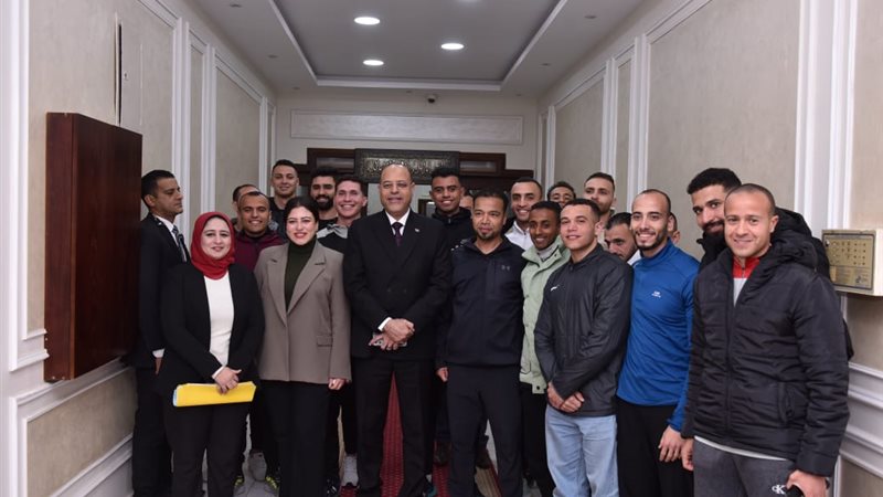 وزير العمل  يسلم عقود عمل