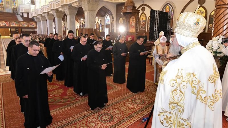 سيامة 15 كاهن بيد البابا تواضروس 