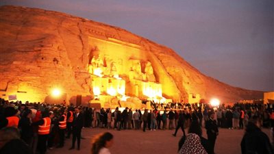 أكثر من 4 ألاف سائح، محافظ أسوان يشهد احتفالية تعامد الشمس بأبو سمبل