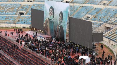 حشود لبنانية كثيفة بالمدينة الرياضية استعدادا لتشييع جثمان حسن نصر الله