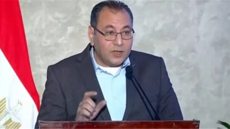  الدكتور أحمد شاكر العضو المنتدب التنفيذي للشركة 