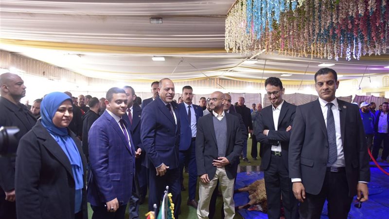 وزير العمل يشهد اختبارات العمال والجزارين