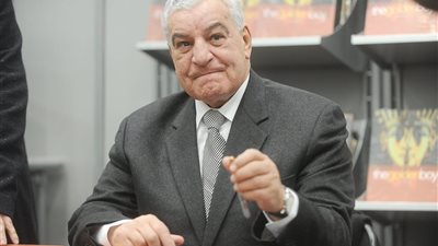 زاهي حواس عن حادثة كسر تمثال: شائعات مغرضة يطلقها الطابور الخامس وأتباع الشر