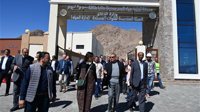 محافظ جنوب سيناء والسفيرة نبيلة مكرم ومحافظين سابقين يتفقدون محطة تحلية مياه الشرب بطابا