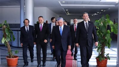 «حواس» يشارك في افتتاح معرض كلية الآثار ويزور مركز بحوث وصيانة التراث بدمياط