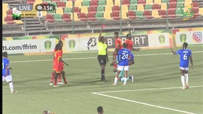 لحظات مرعبة.. لاعب الهلال السوداني يتعرض لحالة إغماء بعد طرده (فيديو)