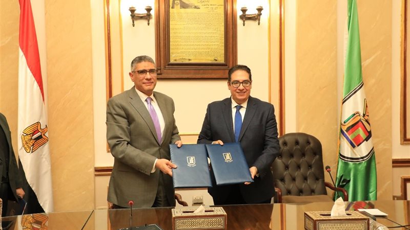 رئيس جامعة القاهرة ومحافظ الجيزة 