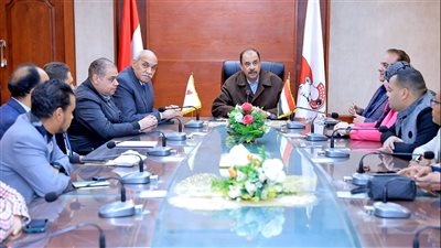 دعما للمبادرات.. محافظ سوهاج يلتقي شباب رواد الأعمال