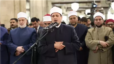 آلاف المصليين يؤدون صلاة العشاء والتراويح بجامع الأزهر 