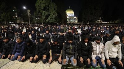 80 ألف مقدسي يؤدون صلاة التراويح في المسجد الأقصى والاحتلال ينشر قوات إضافية