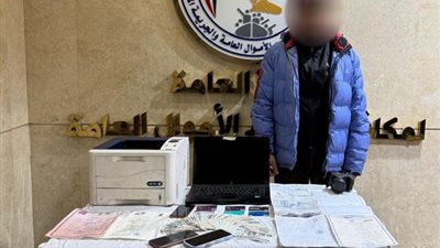 «بيقلد ختم النسر».. سقوط مزور محررات رسمية في منطقة الهرم
