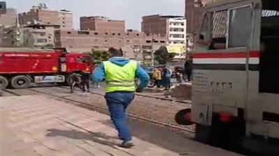 «كانت هتحصل كارثة».. تفاصيل تعطل تريلا على قضبان السكة الحديد بالمحلة