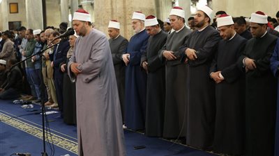 لسماع القرآن على المدرسة المصرية.. آلاف المصلين يؤدون صلاة التراويح بالأزهر