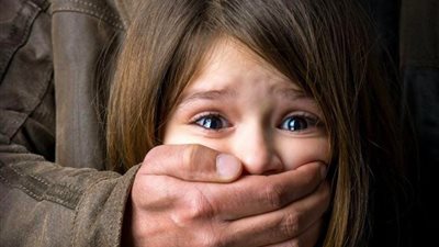 ضبط ذئبين بشريين اعتديا على طفلة لمدة عام في مصر القديمة 