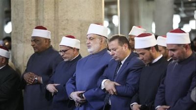 آلاف المصلين يؤدون العشاء والتراويح في الليلة التاسعة من رمضان بالجامع الأزهر