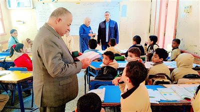 تكريم معلمة لغة عربية وطالبة بالصف الثالث الابتدائي بمدرسة في الفيوم