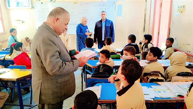 وكيل وزارة التربية أثناء الجولة 
