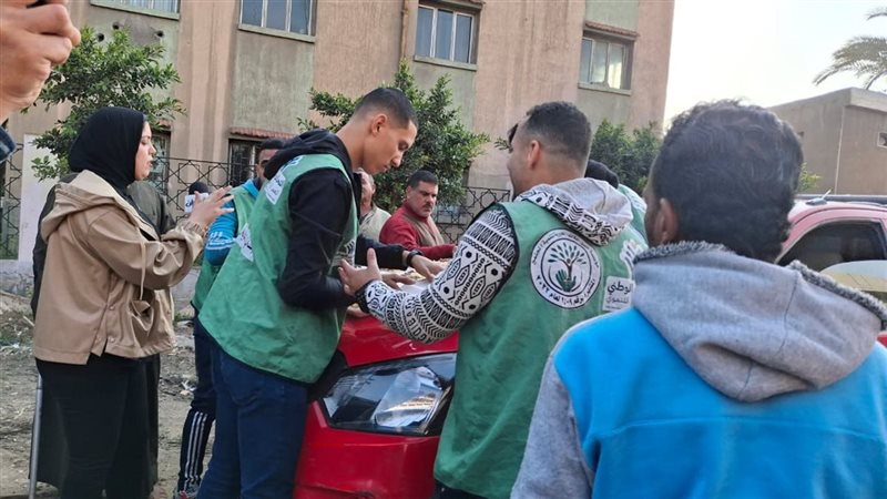 توزيع الطعام على الأسر الفقيرة
