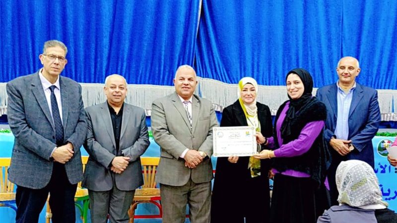 وكيل وزارة تعليم الفيوم أثناء التكريم