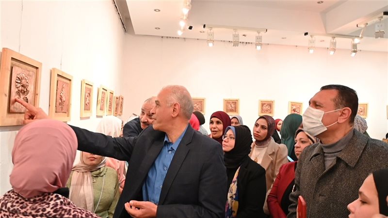 نائب رئيس جامعة الفيوم اثناء افتتاح المعرض