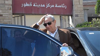 محافظ الغربية خلال جولتة بقطور: 