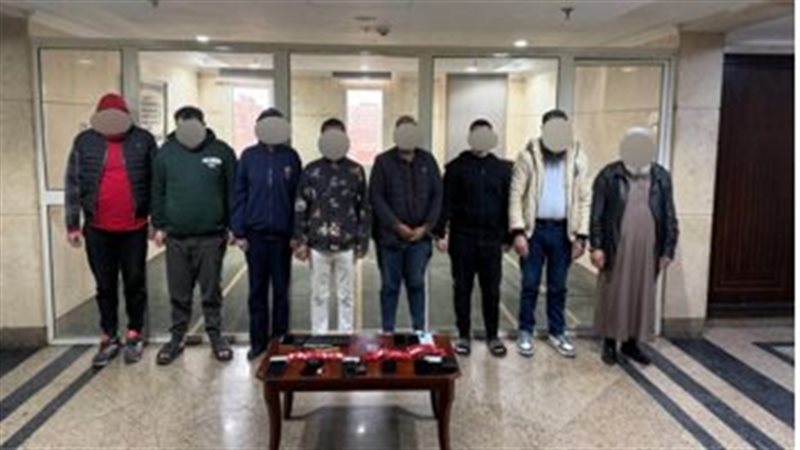 المتهمون عقب القبض عليهم