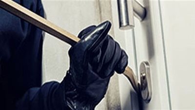 جهود لكشف غموض سرقة مبلغ مالي وسلاح ناري من فيلا شخص بالمعاش